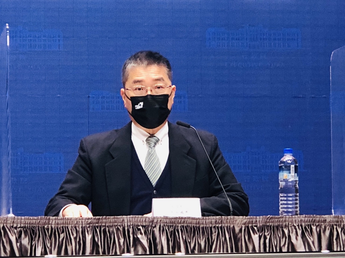 內政部長徐國勇今（23）天說，會請超商業者在自動門打開時，在「叮咚，歡迎光臨」後面再加一句「防疫期間請戴口罩」，或是張貼告示勸導，並增加「見警率」。  圖：謝莉慧/攝