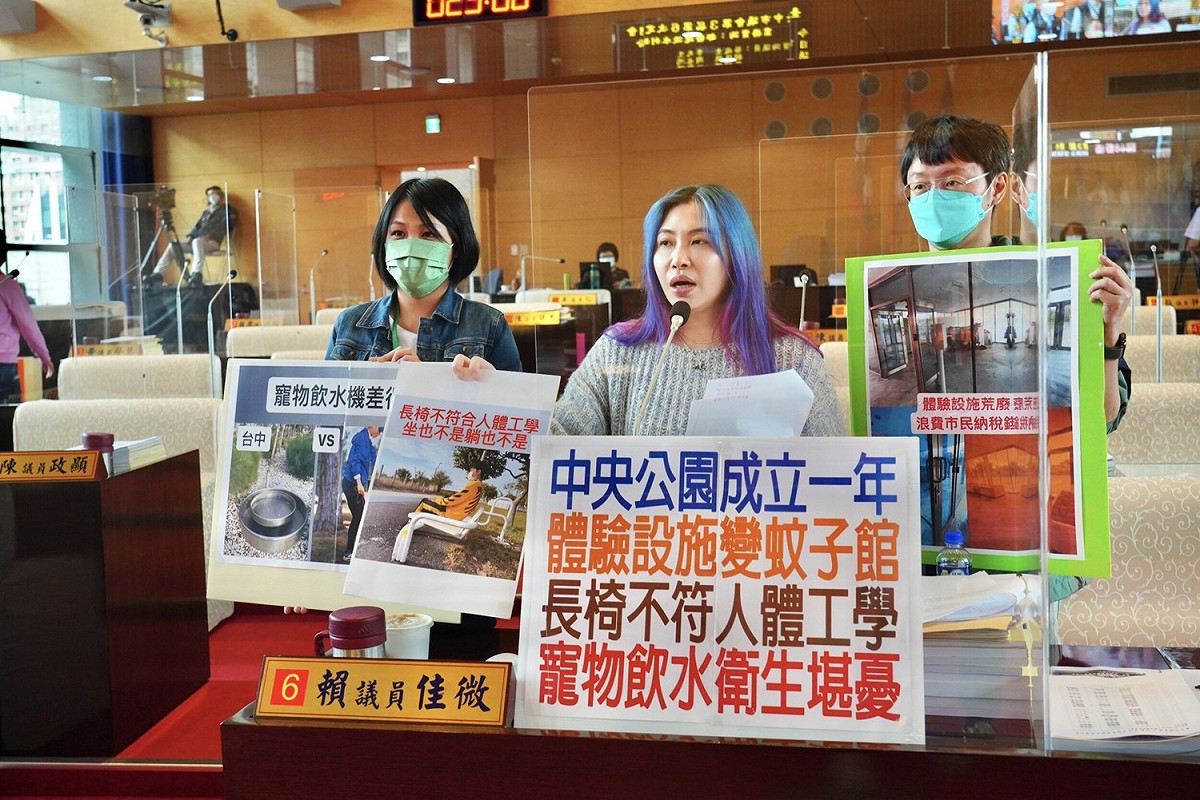 台中市議員賴佳微等人質疑中央公園體驗設施變蚊子館。 台中市議員賴佳微/提供