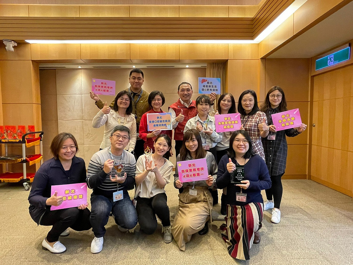 衛生局長陳潤秋於24日上午在市政會議獻奬給新北市長侯友宜，與新北市民分享榮耀。 圖：新北市衛生局提供
