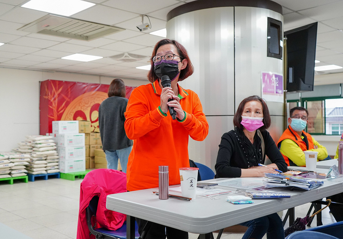 林口區公所社福志工隊隊長陳金蘭提供隊上列管個案進行評估。 圖：林口區公所提供