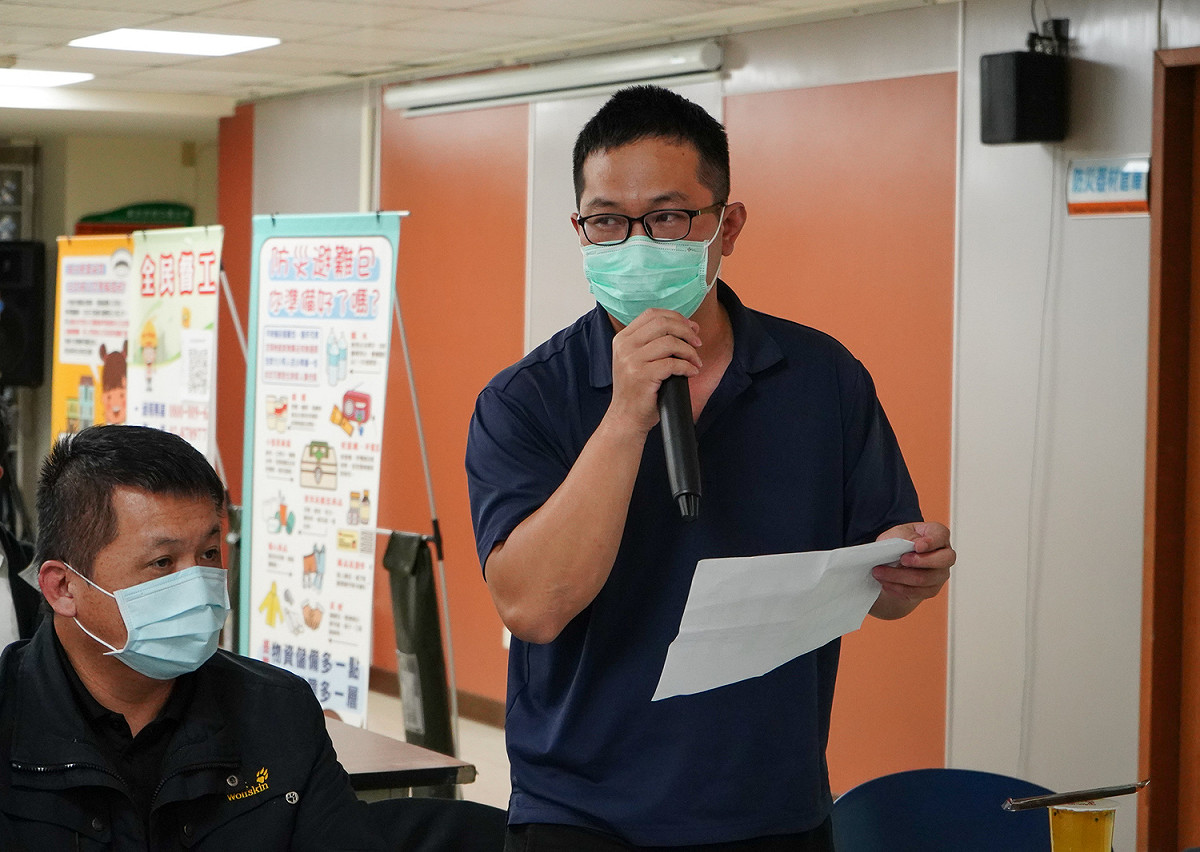 新北市消防局第二救災救護大隊文化分隊蕭小隊長與志工隊解說協助事項。 圖：林口區公所提供