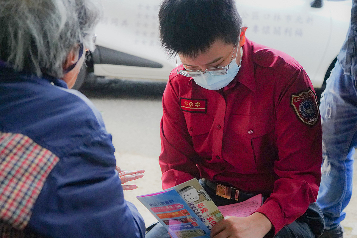 林口文化分隊至獨老家中進行現地訪視評估住家環境。 圖：林口區公所提供