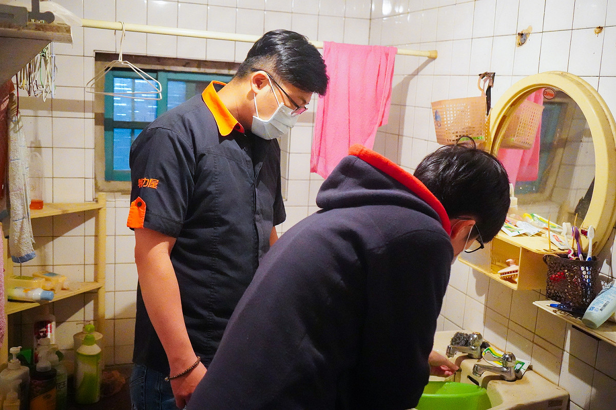 特力屋中山邱毓倫店長測試家中水壓穩定性。 圖：林口區公所提供