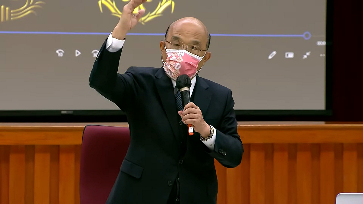 行政院長蘇貞昌今（24）天上午到新北市出席檢警查獲我國陸上最大宗海洛因毒品案記者會。 圖：擷自直播畫面