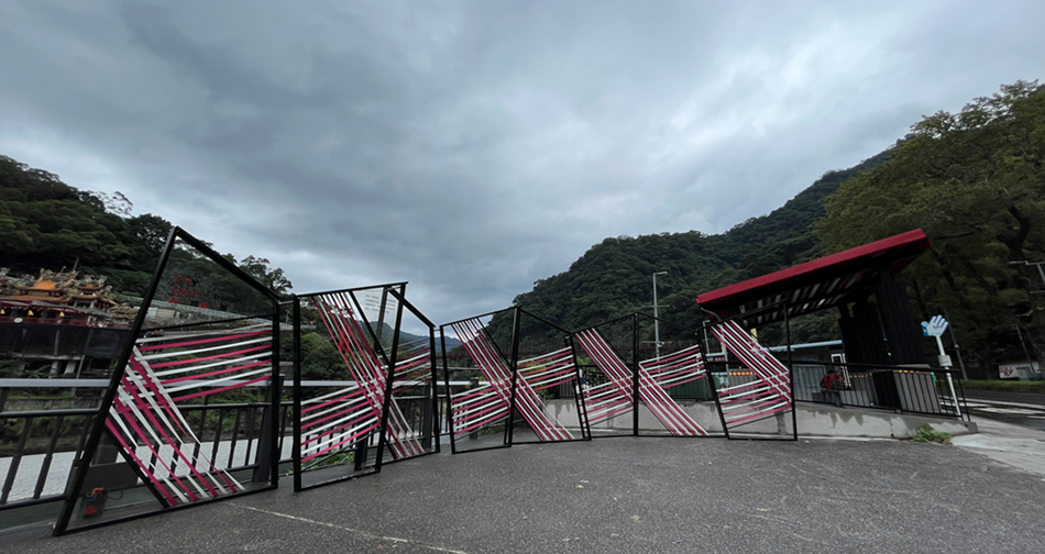 2021年7月31日啟用在烏來公車總站旁的織藝廣場，以泰雅族傳統編織「紅」、「白」、「黑」三色融入地景。 圖：新北市原民局提供
