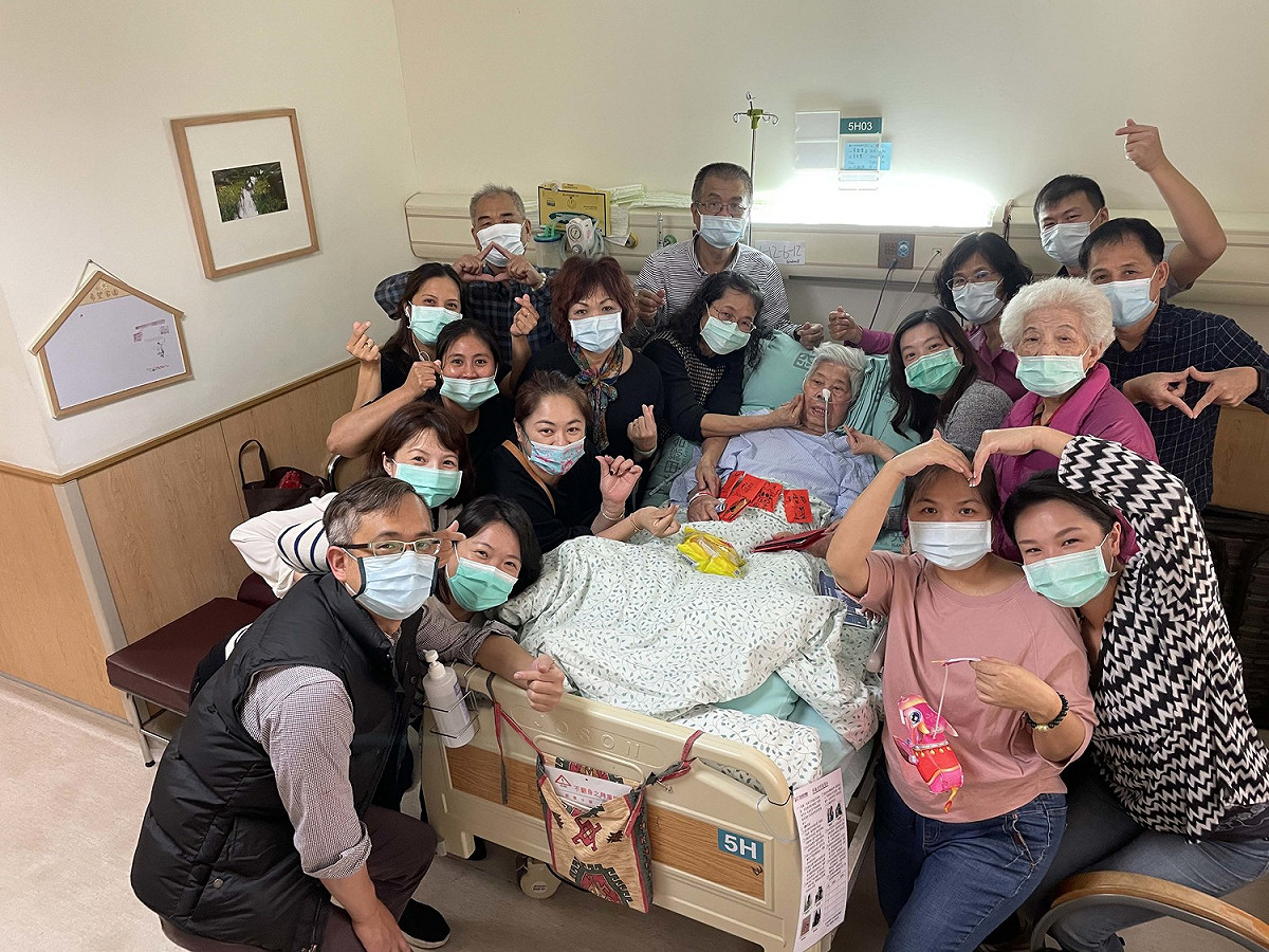 蔡劉阿嬤在安寧病房與家人團聚。 光田綜合醫院/提供