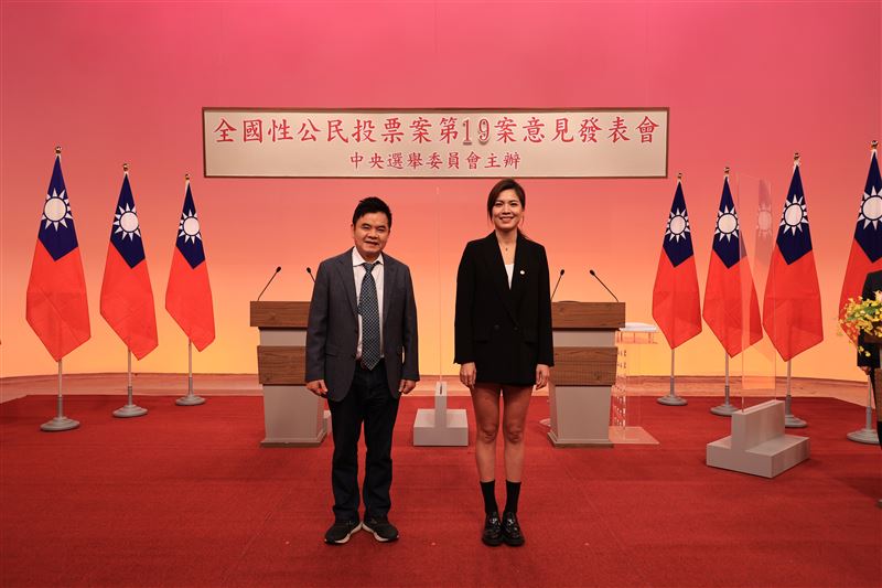 中選會今（24）日舉辦第3場次公投意見發表會，正方代表是國民黨台北市議員鍾沛君出戰，反方代表則是民進黨立委莊瑞雄，公投主題是「公投是否綁大選」。 圖：中選會提供