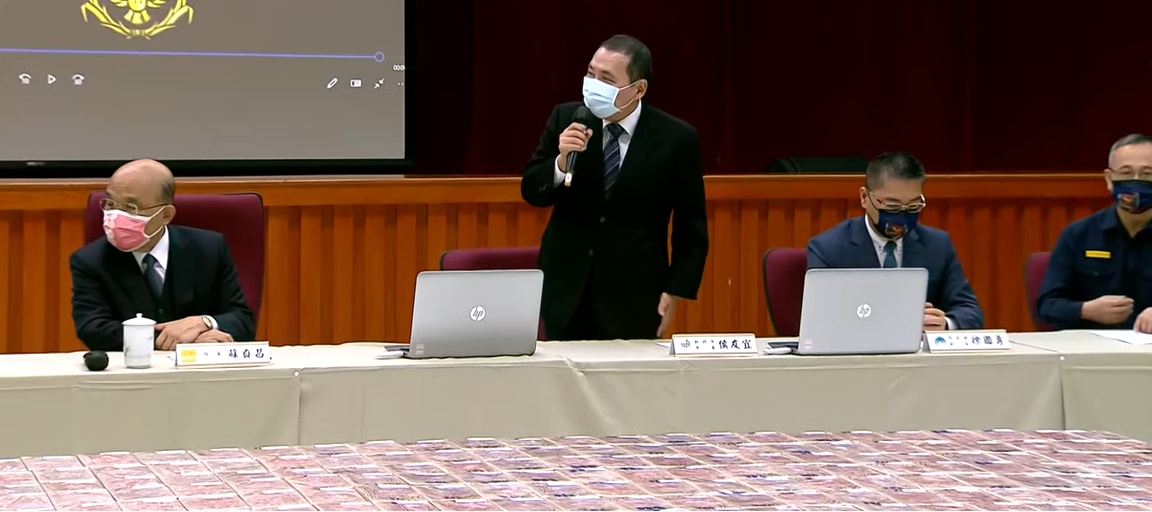 新北地檢署指揮新北市刑大等司法警察機關緝獲我國陸上最大宗海洛因毒品案，新北市長侯友宜今（24）日特別召開記者會。 圖：擷自直播畫面