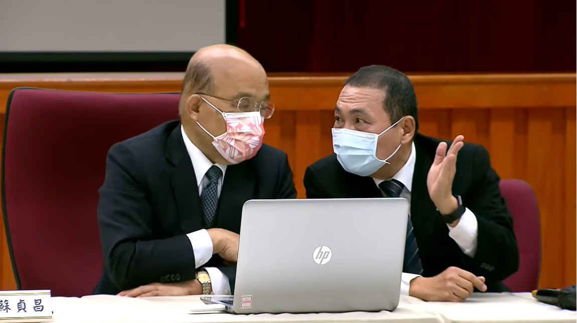 行政院長蘇貞昌今（24）天在「緝獲我國陸上最大宗海洛因毒品案」記者會中互動頻仍。 圖：擷自直播畫面