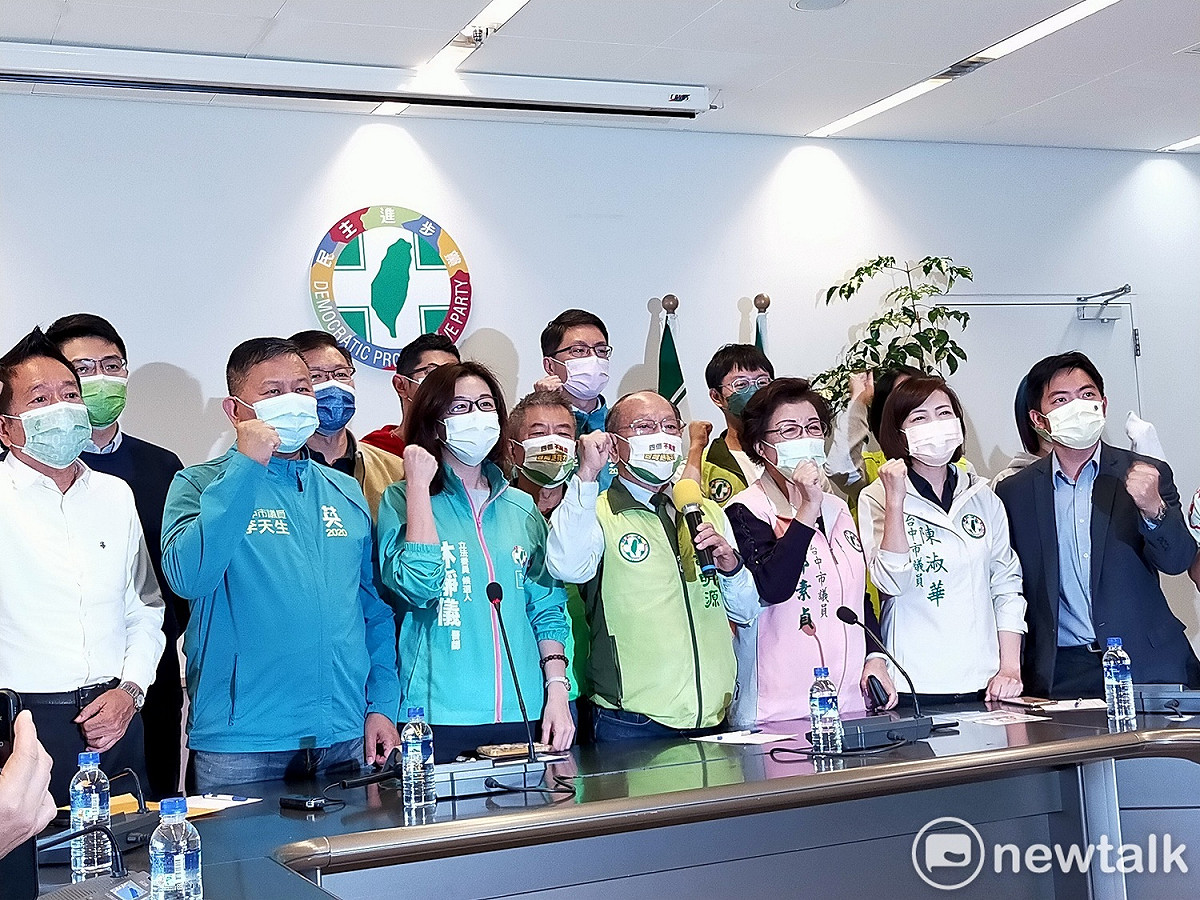 林靜儀拜訪台中市議會民進黨團，強調選舉不能是利益交換。 唐復年/攝