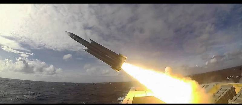 海軍沱江軍艦發射雄三飛彈畫面。 圖：擷自國防部臉書專頁