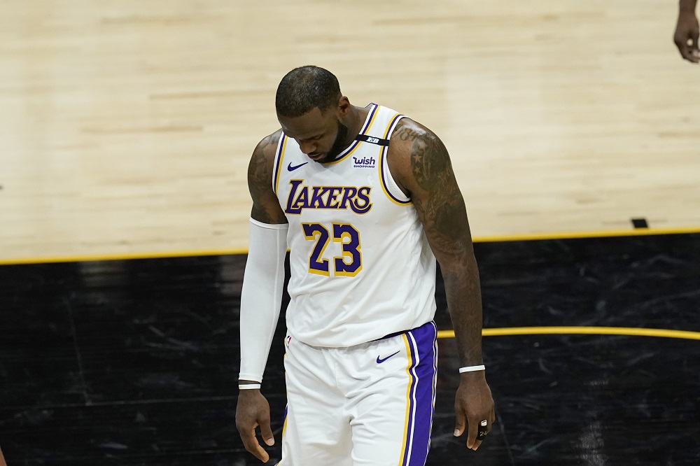 LeBron James被禁賽一場，湖人輸球戰績跌破5成。 圖：美聯社／達志影像／提供