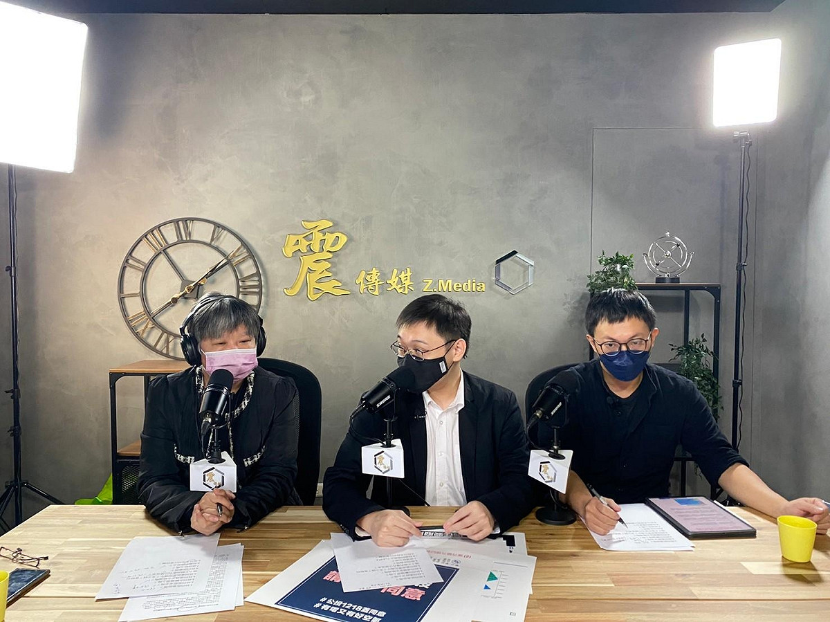 重啟核四公投提案人黃士修（中）和不同意方代表魏揚（右）接受網路目主持人黃光芹（左）專訪。 圖：《震傳媒》提供