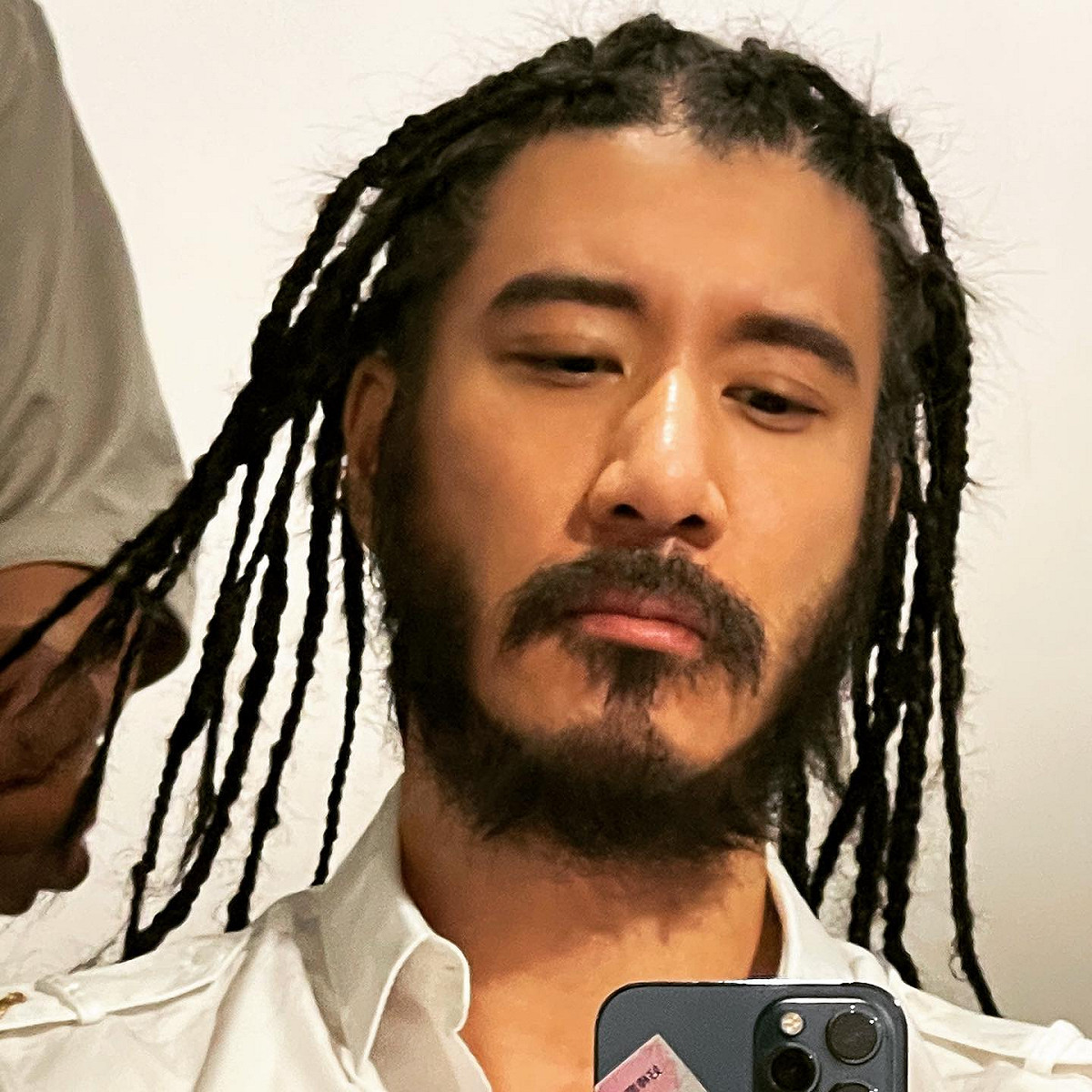 王力宏先前留絡腮鬍，7月他透過直播公開刮鬍子，吸引65萬人在線觀看。 圖：翻攝自王力宏臉書