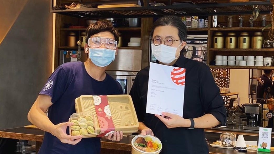 金瓜三號蔡威德(左)與設計師韓世國(右)合照。 圖：新北市農業局提供