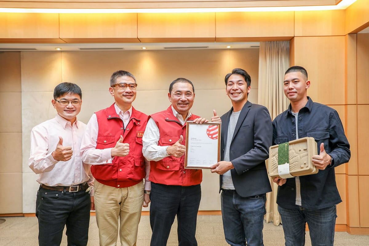 新北市長侯友宜(中)、農業局及青農蔡威德(右二)、王翊倫(右一)合照。 圖：新北市農業局提供