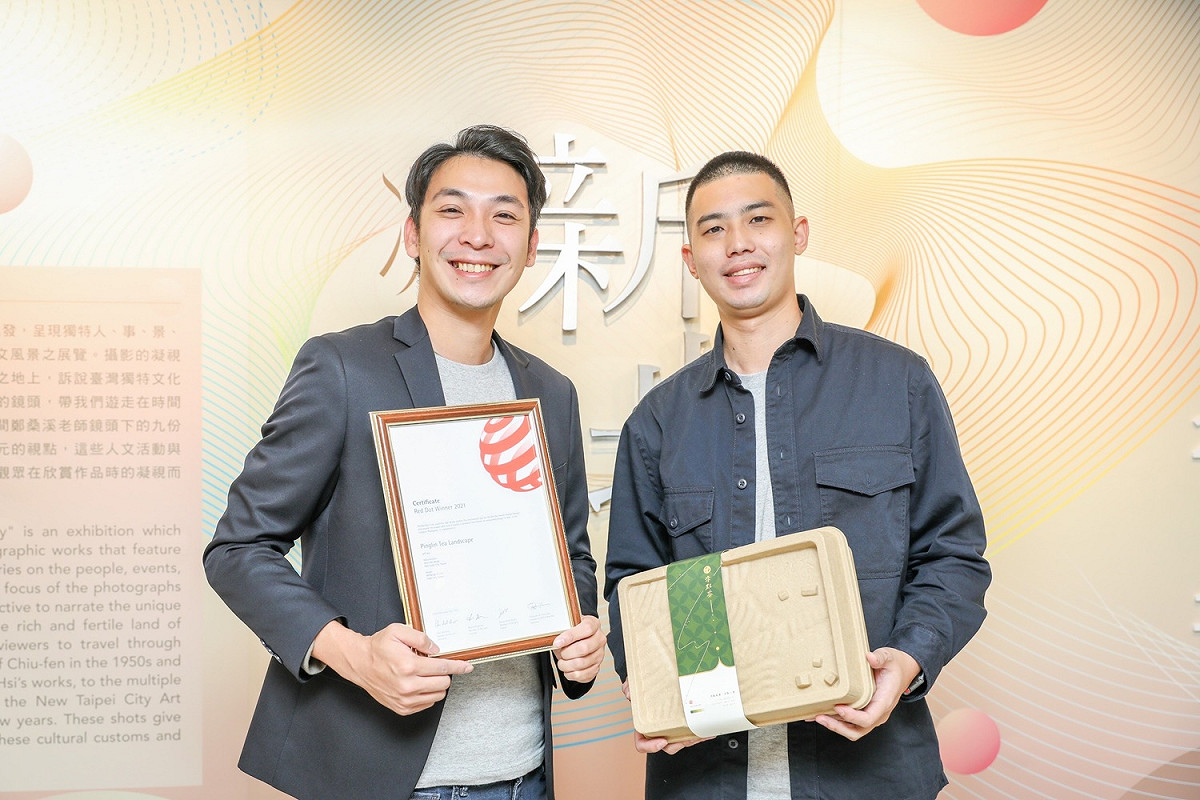 青農蔡威德(左)、王翊倫(右)展示榮獲德國紅點產品設計獎-茶山禮盒。 圖：新北市農業局提供