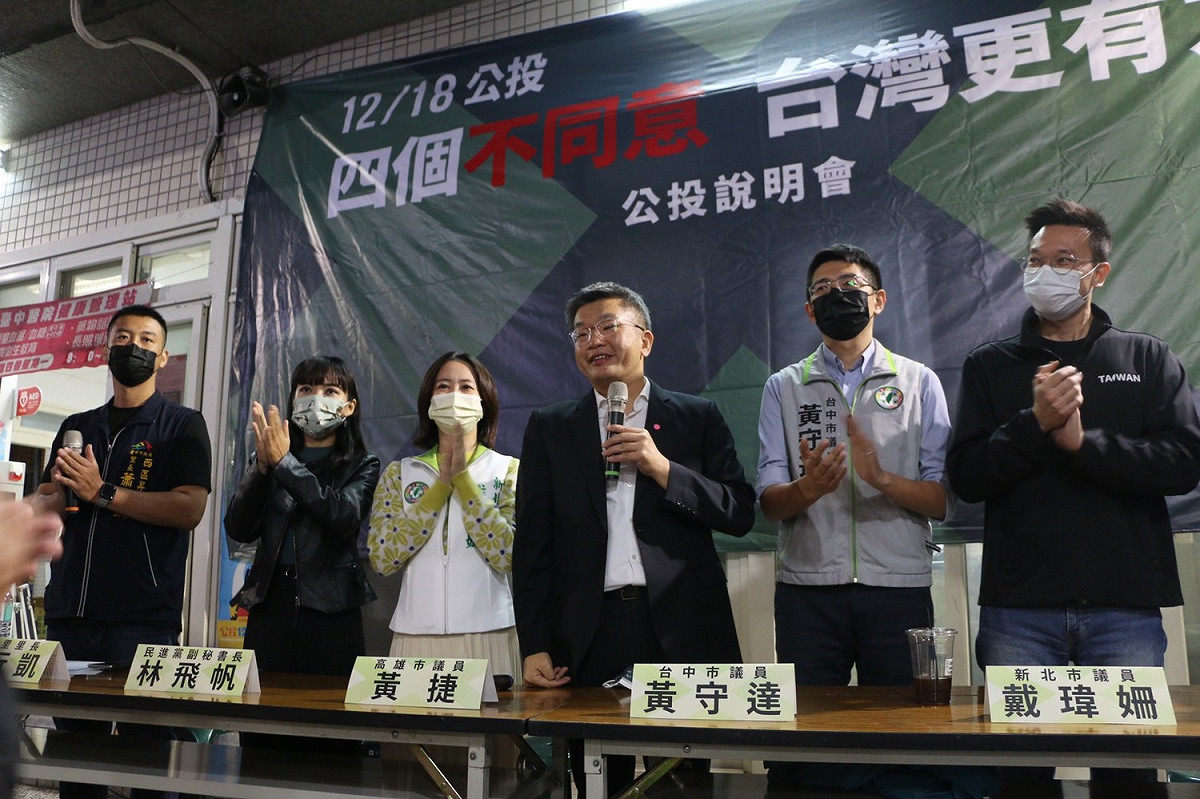 蔡其昌意外在公投說明會青年鬥陣場現身，主辦單位連名牌都沒有準備他的。  圖：黃守達提供