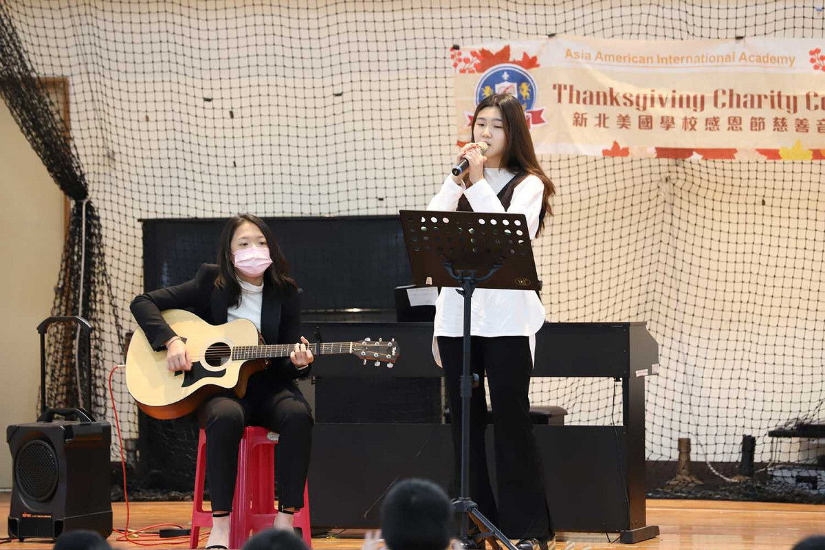 新北美國學校學生於感恩節慈善音樂會演唱韓文歌曲。 圖：新北市教育局提供