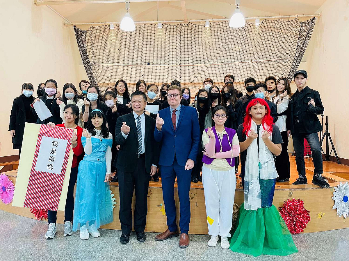 金山國小校長顏顯權（左三）和新北美國學校校長Stephen Cravak（左四）及管弦樂團團員合照。 圖：新北市教育局提供