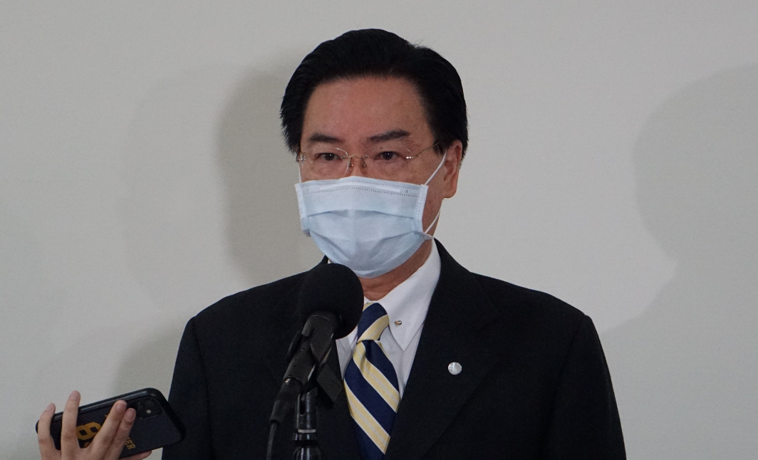 吳釗燮在立法院接受媒體訪問。 圖:陳佩君/攝