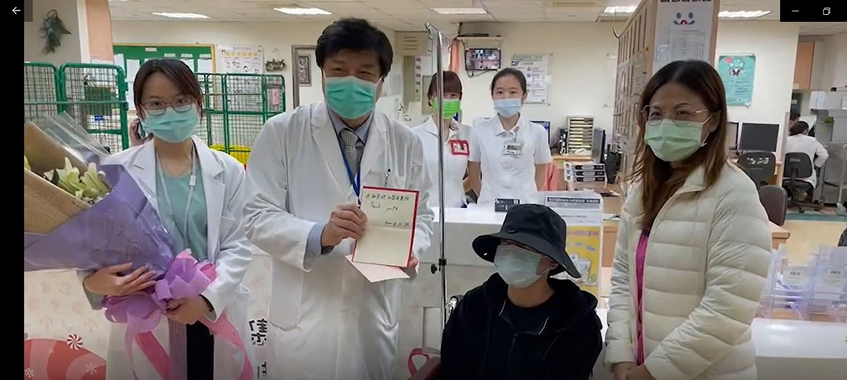 宋姓男大生親手寫片送給神經醫學中心沈炯祺主任。 台中榮總/提供