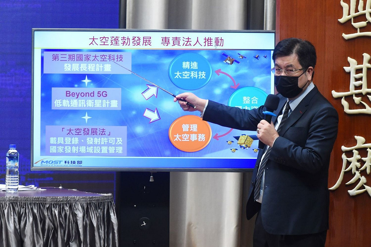 科技部前瞻及應用司長陳國樑今（25）天在行政院會後記者會中說明「國家太空中心設置條例」草案。 圖：行政院提供