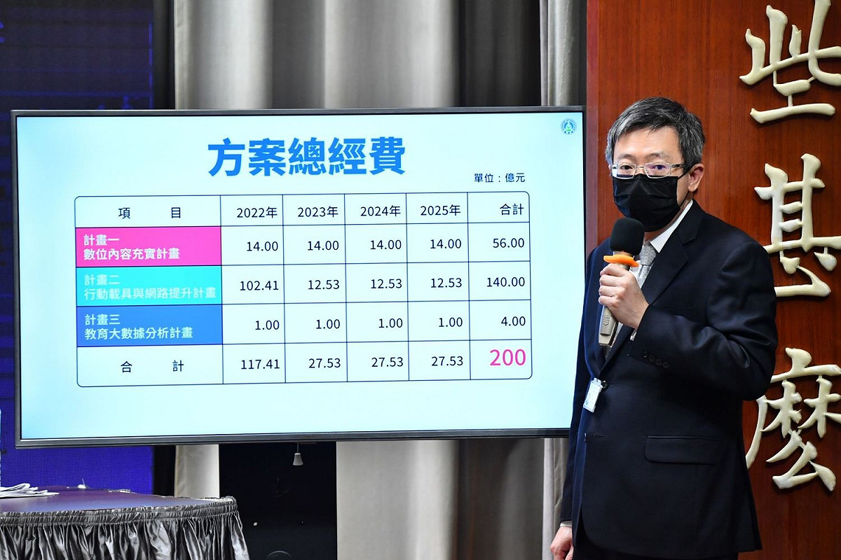 教育部資訊及科技教育司長郭伯臣今（25）天在行政院會後記者會中說明數位學習精進計畫。 圖：行政院提供