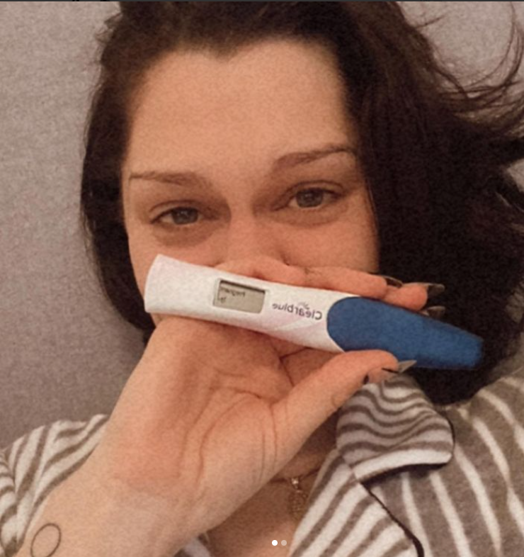 潔西J(Jessie J)今(25)日凌晨在IG貼出與驗孕棒的合照，透露自己不幸流產的消息。 圖：翻攝自IG/jessiej