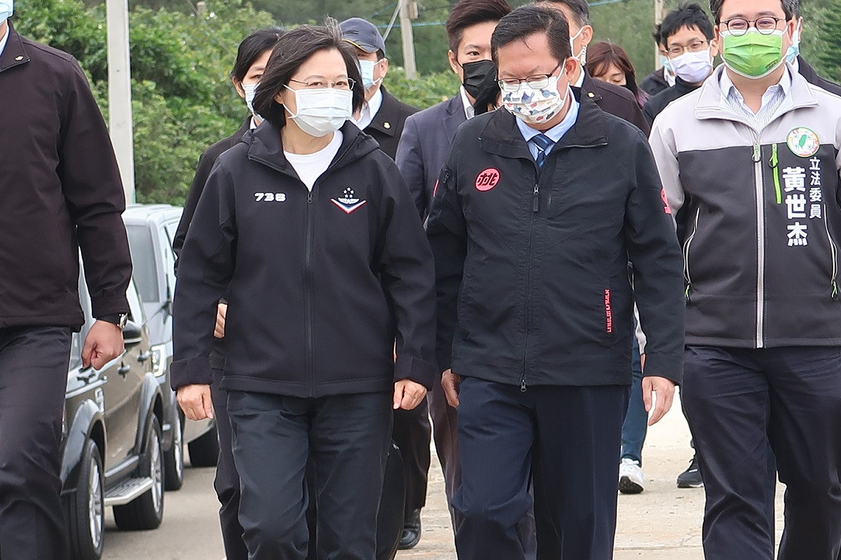 總統蔡英文與桃園市長鄭文燦前往觀新藻礁視察 圖：林朝億/攝(資料照)