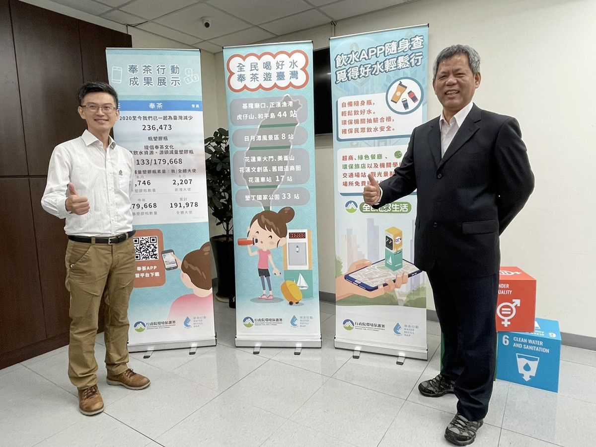 水質保護處處長顏旭明(右)與奉茶行動團隊代表合照。 圖：環保署／提供