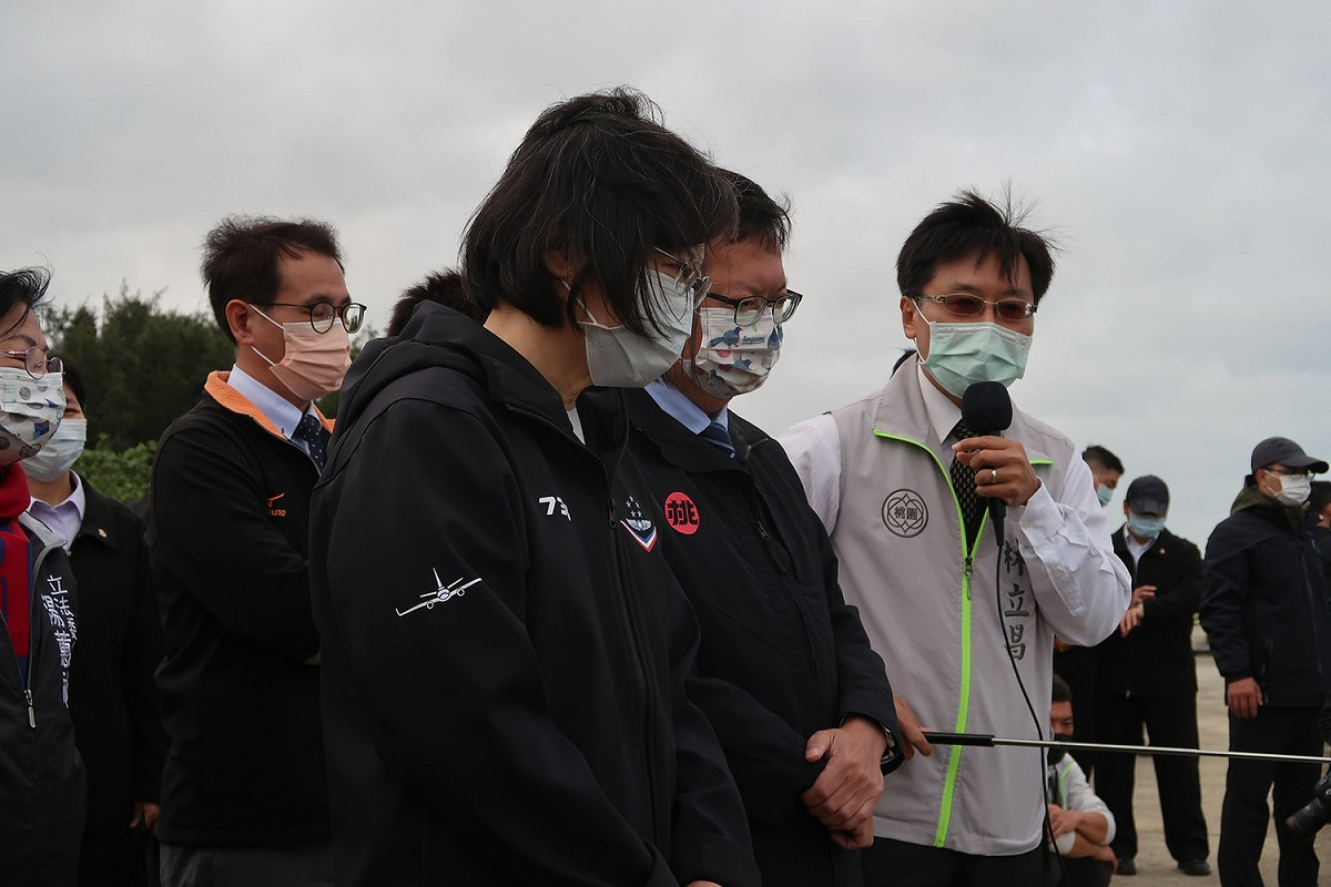 總統蔡英文(左二）與桃園市長鄭文燦聽取海管處處長林立昌簡報觀新藻礁保育 圖：林朝億/攝