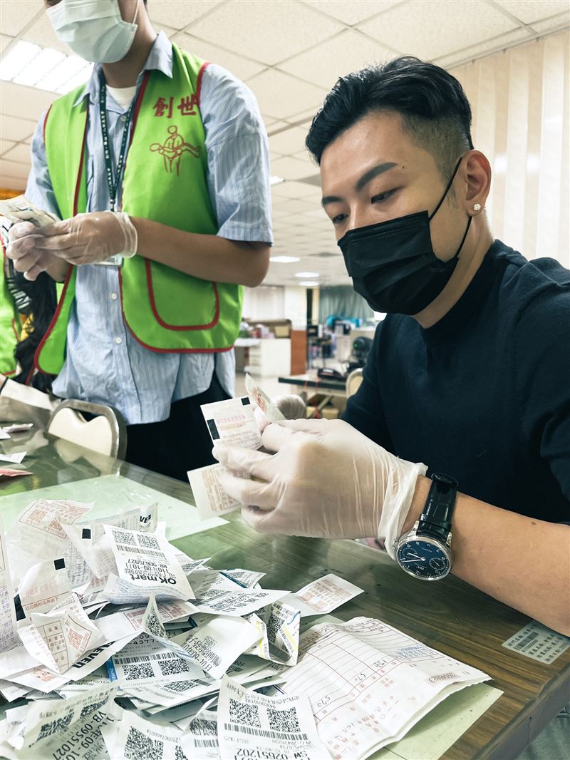 77老大替創世基金會一個月替創世紀金會募集4000萬張發票。 圖：77老大／提供