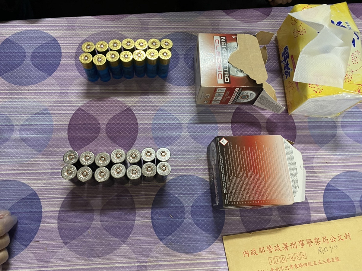 檢方指揮專案小組在邱銀海家中搜出制式霰彈槍子彈28發。 圖：嘉義地檢署/提供