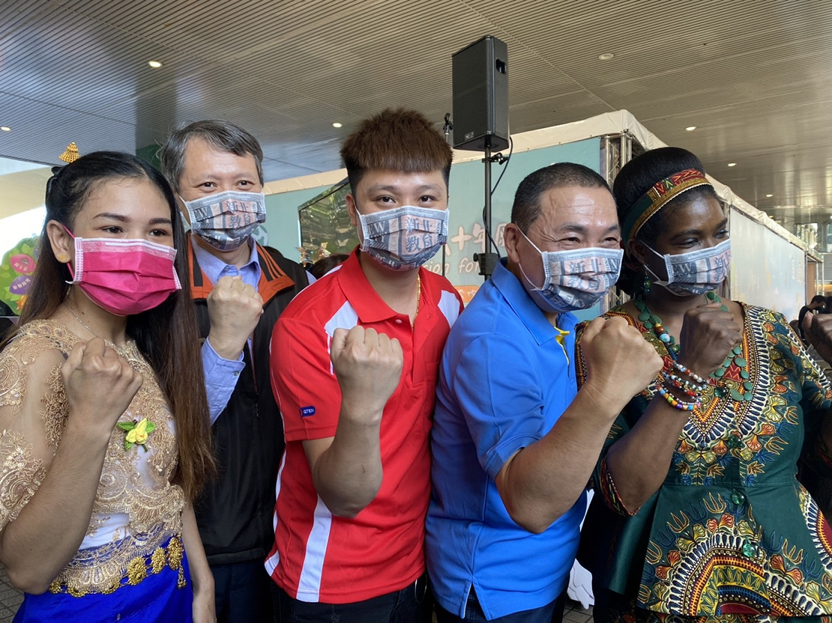 越南籍模範移工阿平(左3)與侯友宜參與新住民十年政策願景記者會。 圖：新北市勞工局提供