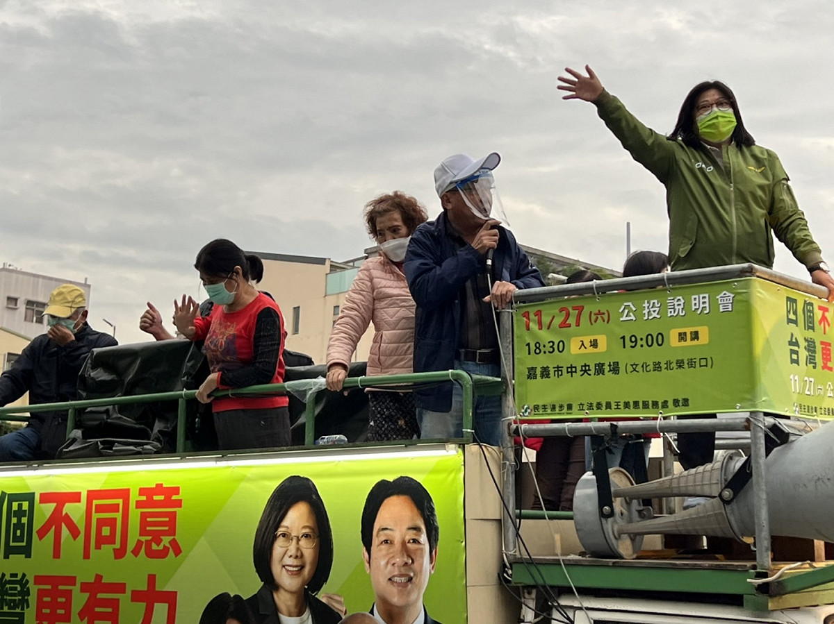 立法委員王美惠服務處今天出動宣傳車，邀請民眾出席27日晚間7時舉行的公投說明會。