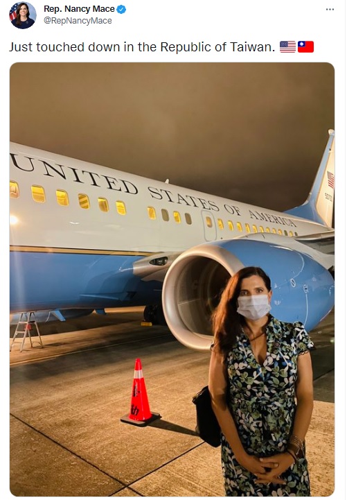美國共和黨聯邦眾議員梅絲隨團訪問台灣，她在推特秀出美台兩國國旗，還喊出「台灣共和國」（Republic of Taiwan），讓不少台灣網友很感動。 圖：翻攝自梅絲推特