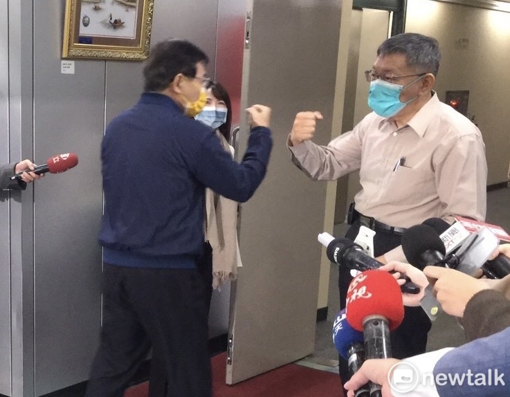 柯文哲特地到電梯口迎接王國材，兩人碰面後先擊肘打招呼。 圖：周煊惠／攝