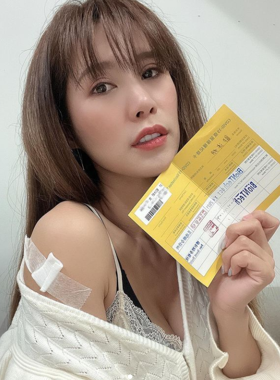 沐妍打疫苗曬出性感美照。 圖：翻攝自沐妍IG
