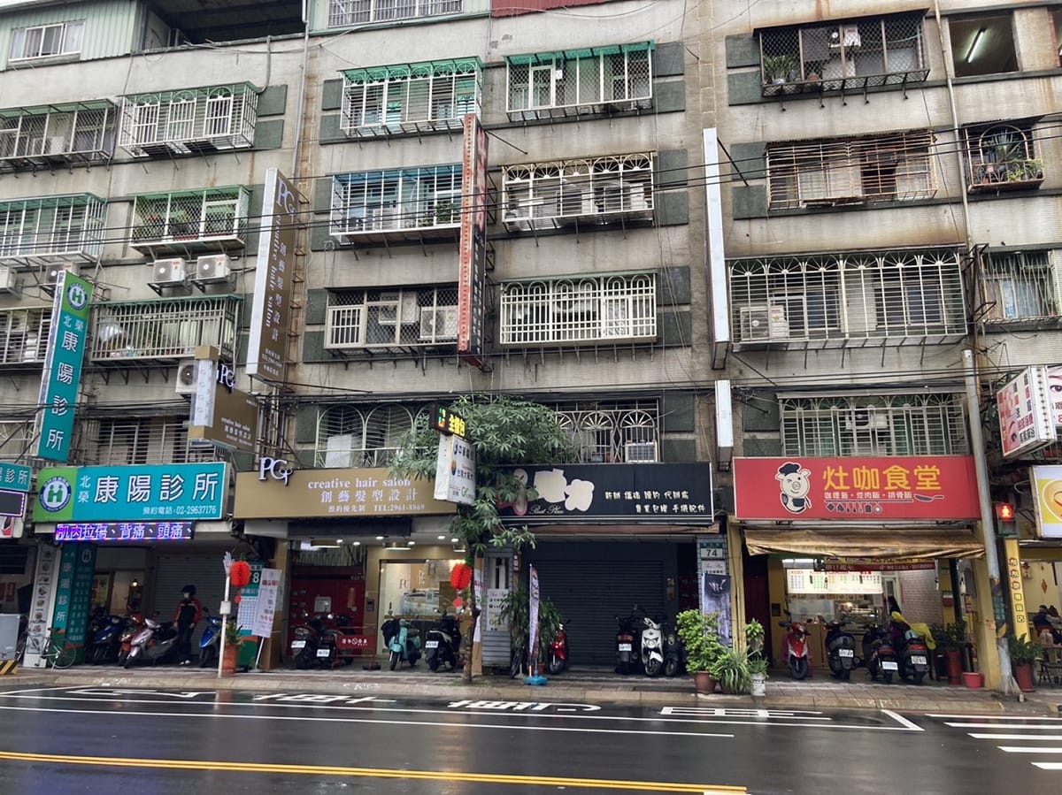 金瑞龍表示將配合市府政策，持續規劃評估設置智慧公車站牌，方便民眾掌握公車動態。 圖：新北市議員金瑞龍提供