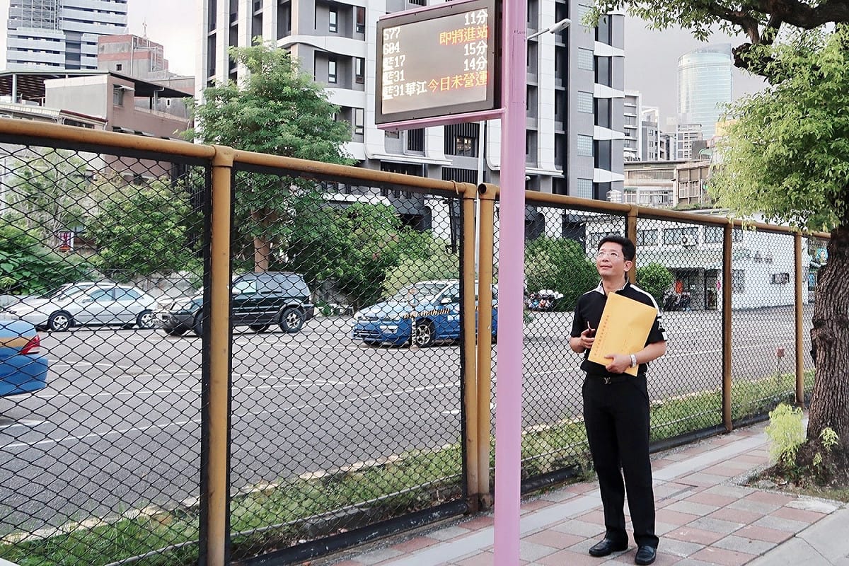 新北市議員金瑞龍爭取設置中和區中正路、連城路及莒光路智慧公車站牌。 圖：新北市議員金瑞龍提供