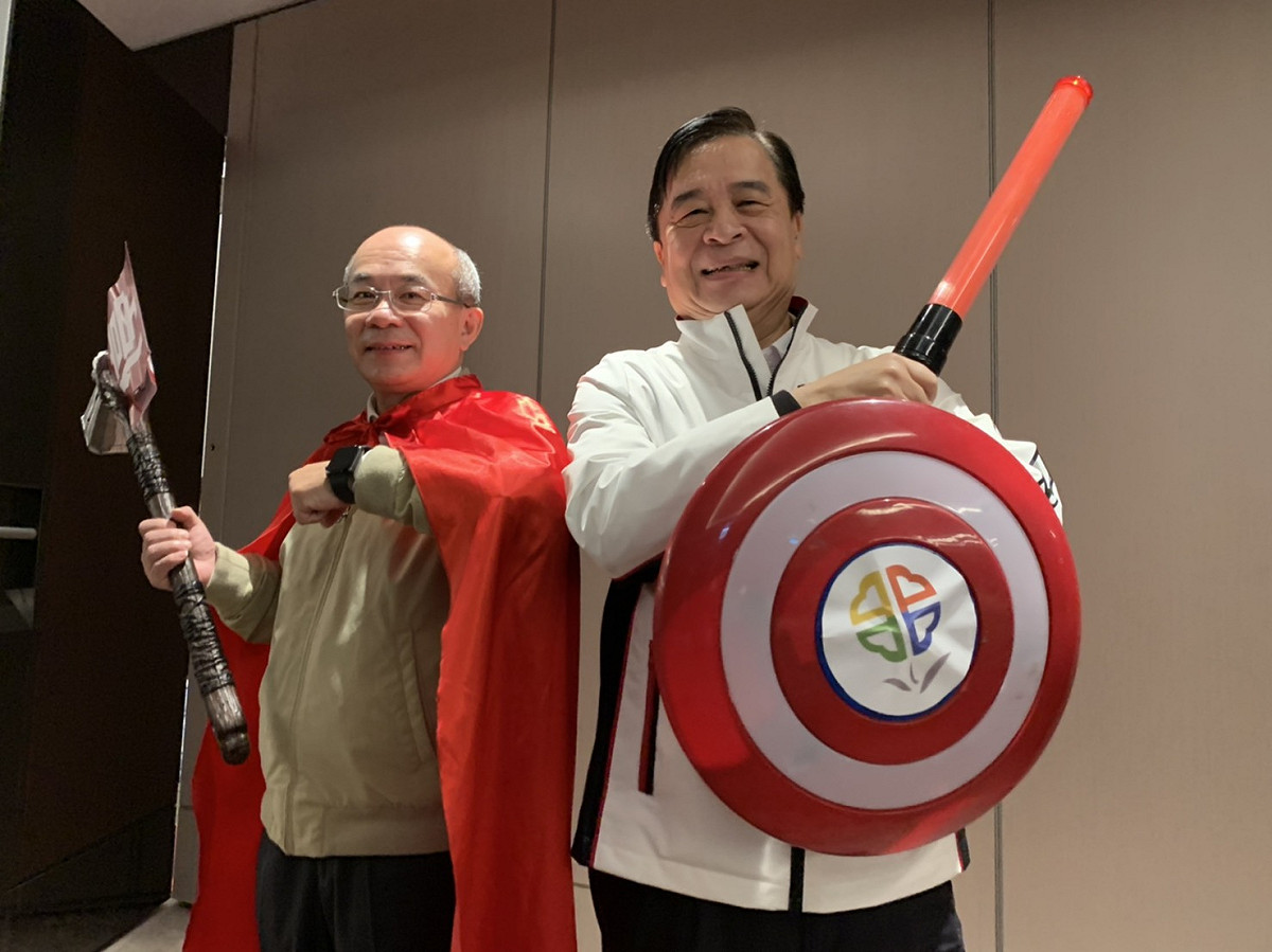 今年道安創新貢獻獎，市府道安團隊也以道安教育零距離，共同守護老寶貝於「交通安全教育」榮獲第一名之外，並分別以輪動式熱點科技執法及危險感知立體影片贏得「交通執法」和「公路監理」全國第二名。 圖：新北市交通局提供