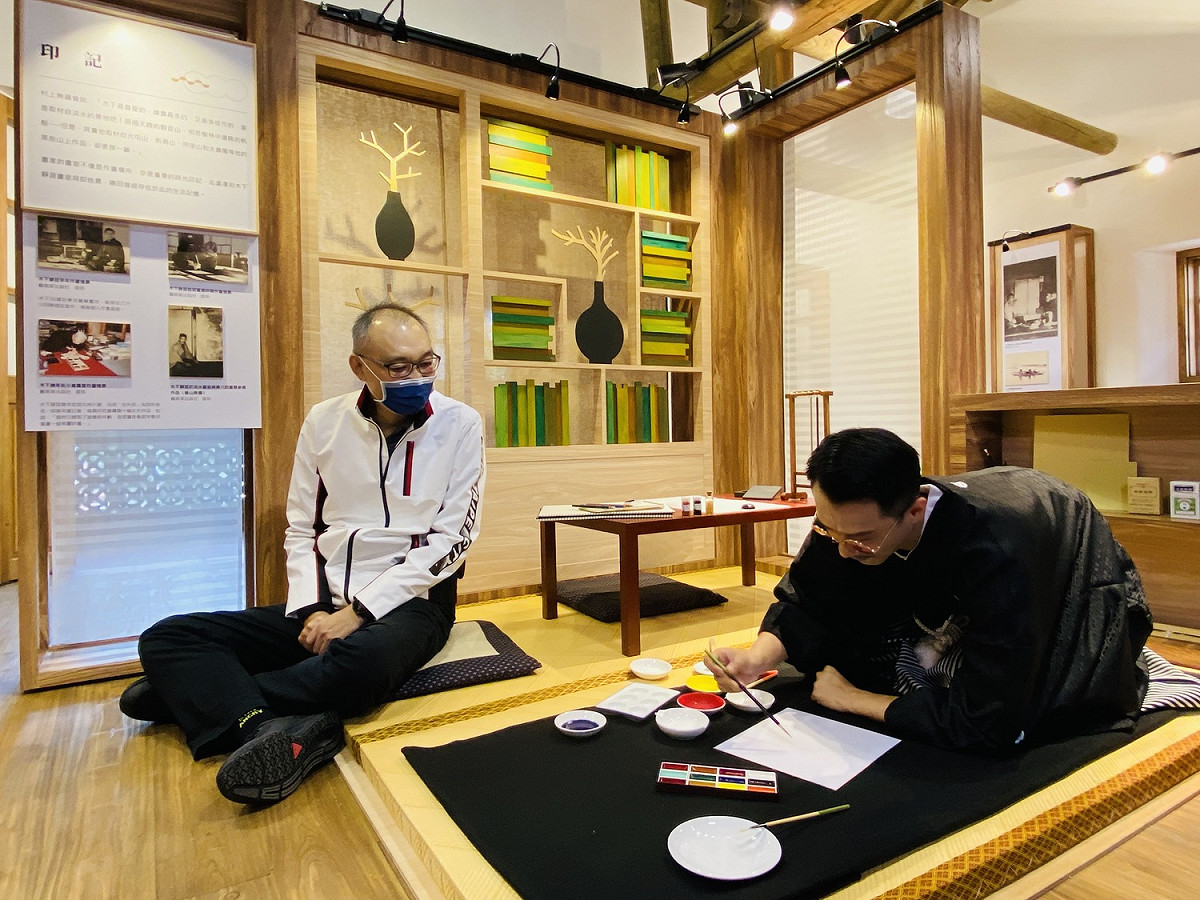 活動以顛倒畫表演揭開序幕，精彩的演出獲得滿堂彩，現場氣氛猶如日本畫家木下靜涯與台灣藝術家當年同樂的情境，彷彿穿越時空回到過去。 圖：淡水古蹟博物館提供