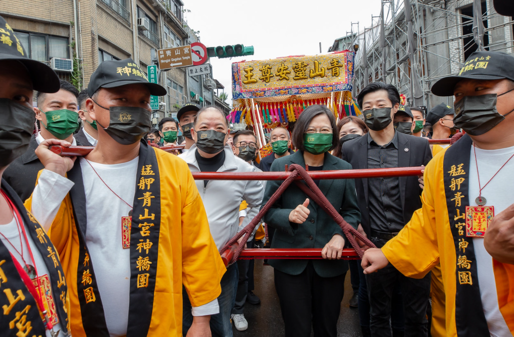 蔡英文與內政部長徐國勇、無黨籍立委林昶佐、台北市道教會理事長黃承國一同扶轎遶境。 圖:總統府提供
