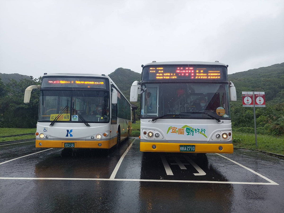 綠19與856公車。 圖：新北市交通局提供