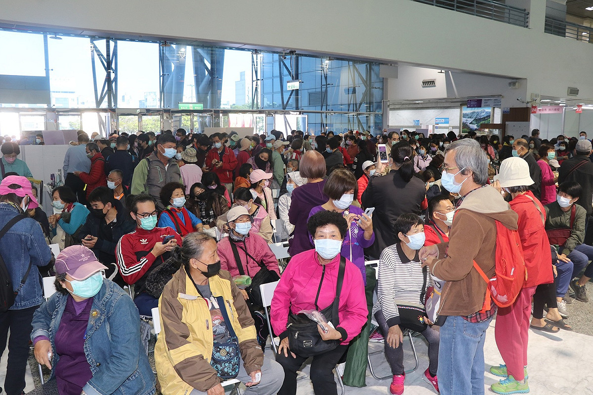 嘉義市政府推出的振興方案，吸引許多民眾前往排隊。 圖：嘉義市政府/提供