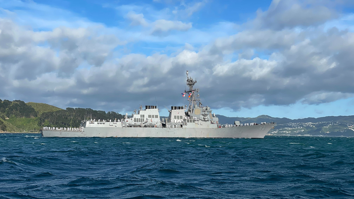 美國海軍第7艦隊所屬「勃克級」飛彈驅逐艦「霍華德號(DDG-83)」26日抵達紐西蘭首都威靈頓(Wellington)訪問。 圖：翻攝 U.S. Pacific Fleet推特