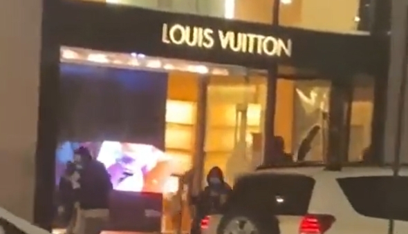 舊金山聯合廣場的多家奢侈品店也遭到洗劫，LV 的店面玻璃被打破，價值數千美元的商品被洗劫一空。 圖:翻攝自推特 Asian Crime Report @activeasian