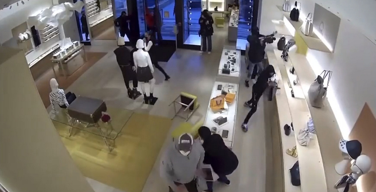 芝加哥的一間 LV 店被一群蒙面人大肆搶劫。 圖:翻攝自推特 Asian Crime Report @activeasian