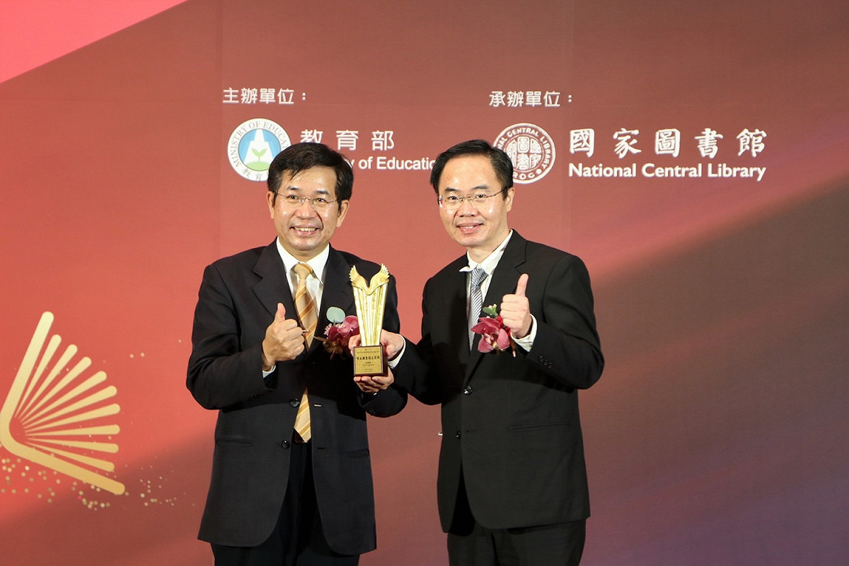 新北市立圖書館長王錦華與教育部長潘文忠合影。 圖：新北市立圖書館提供